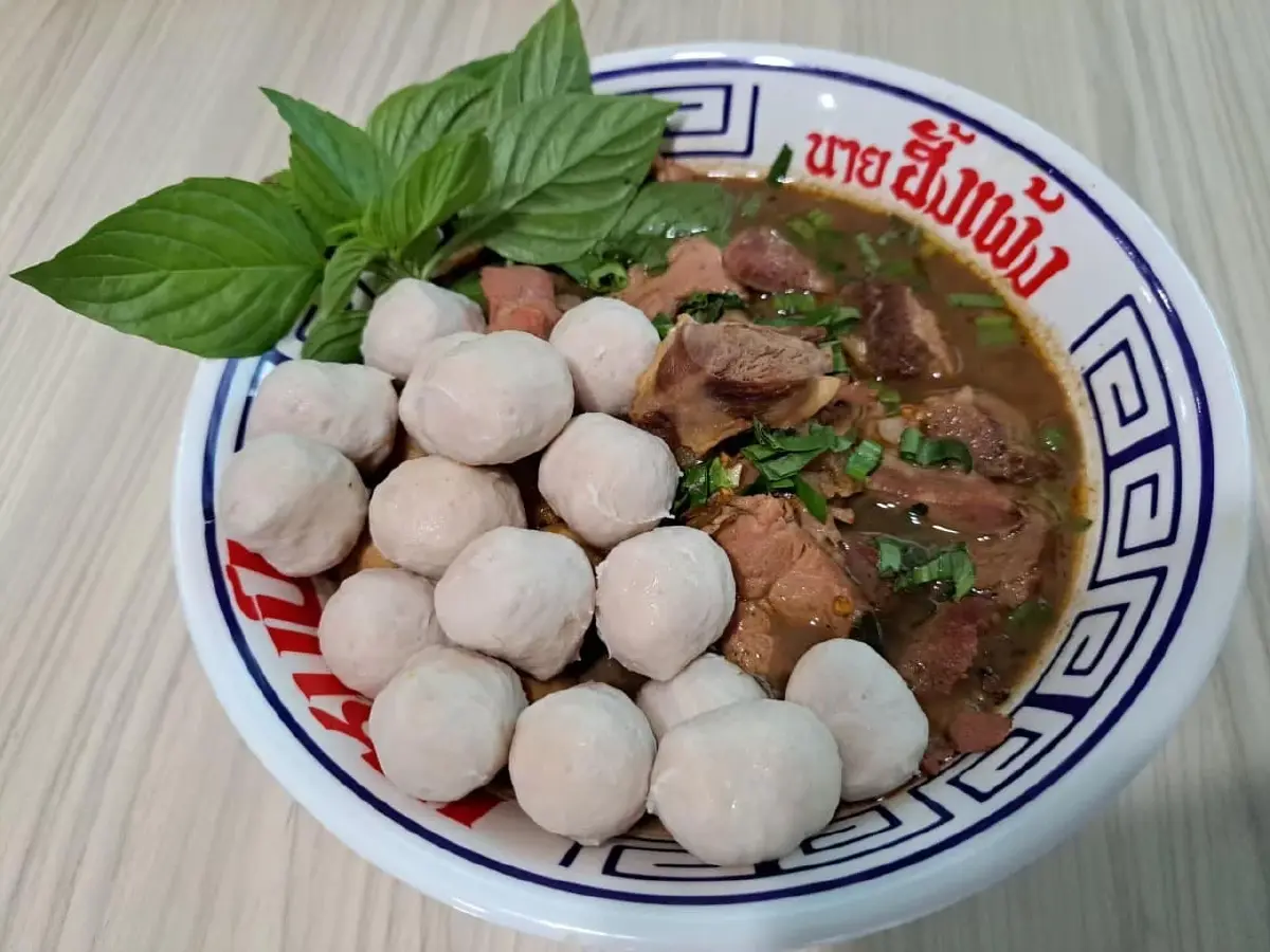 4 ร้าน ‘ก๋วยเตี๋ยวรถเข็น’ สัญชาติไทย อยู่คู่บ้านคู่เมืองนานสุดเฉียด 50 ปี