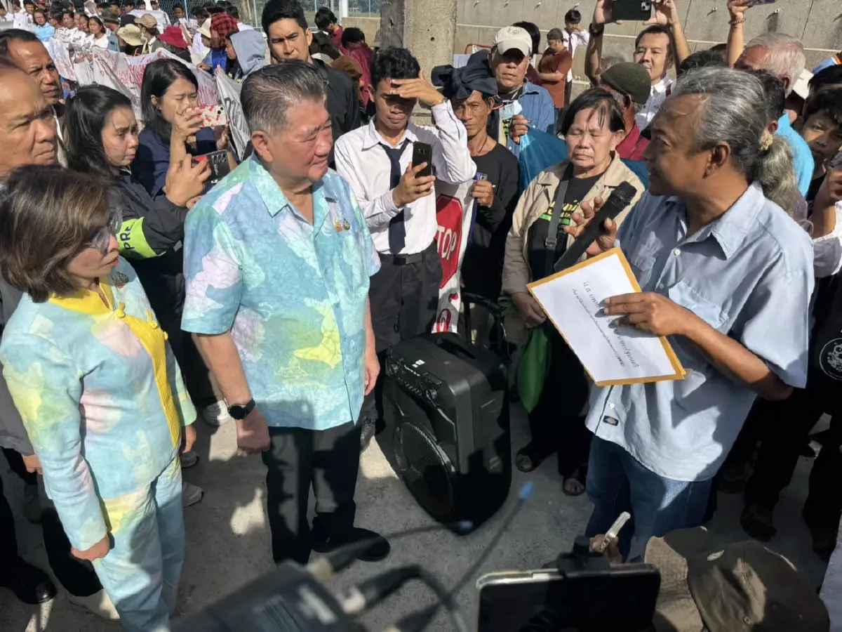 'ม็อบคนใต้​' หอบทุเรียน​ ดักรอ  'นายกฯ' ค้าน กาสิโน-แลนบริจด์