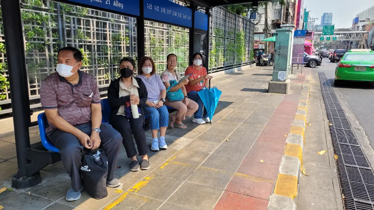 ข้อเสนอให้ กทม.ปรับแก้แบบศาลาพักคอยรถเมล์ให้เป็นมิตรต่อผู้โดยสาร