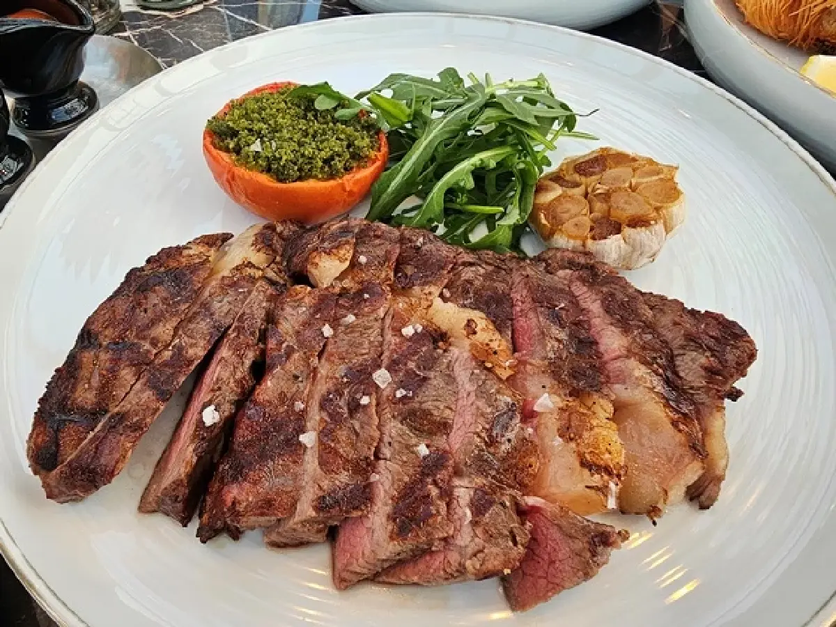 ‘โรแมนติกดินเนอร์’ ริมเจ้าพระยา ที่ ‘เดอะคริสตัลล์กริลล์เฮาส์’