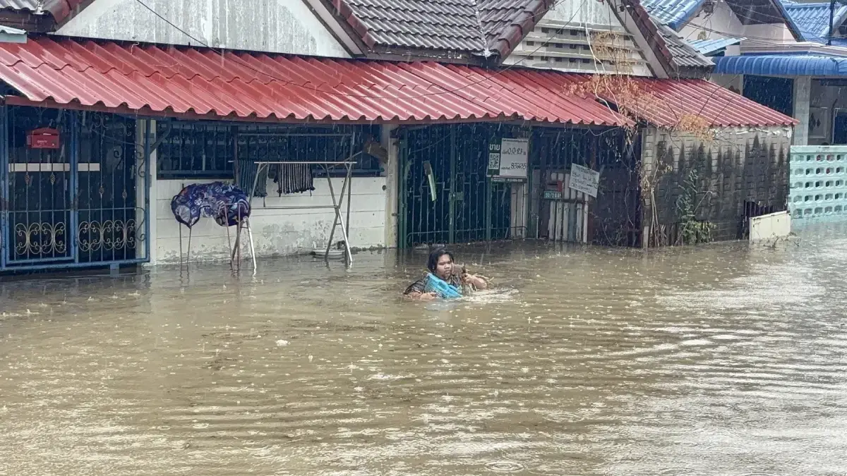 ฝนถล่ม 'บางละมุง' น้ำท่วมสูงครึ่งเมตร รถเล็กผ่านไม่ได้