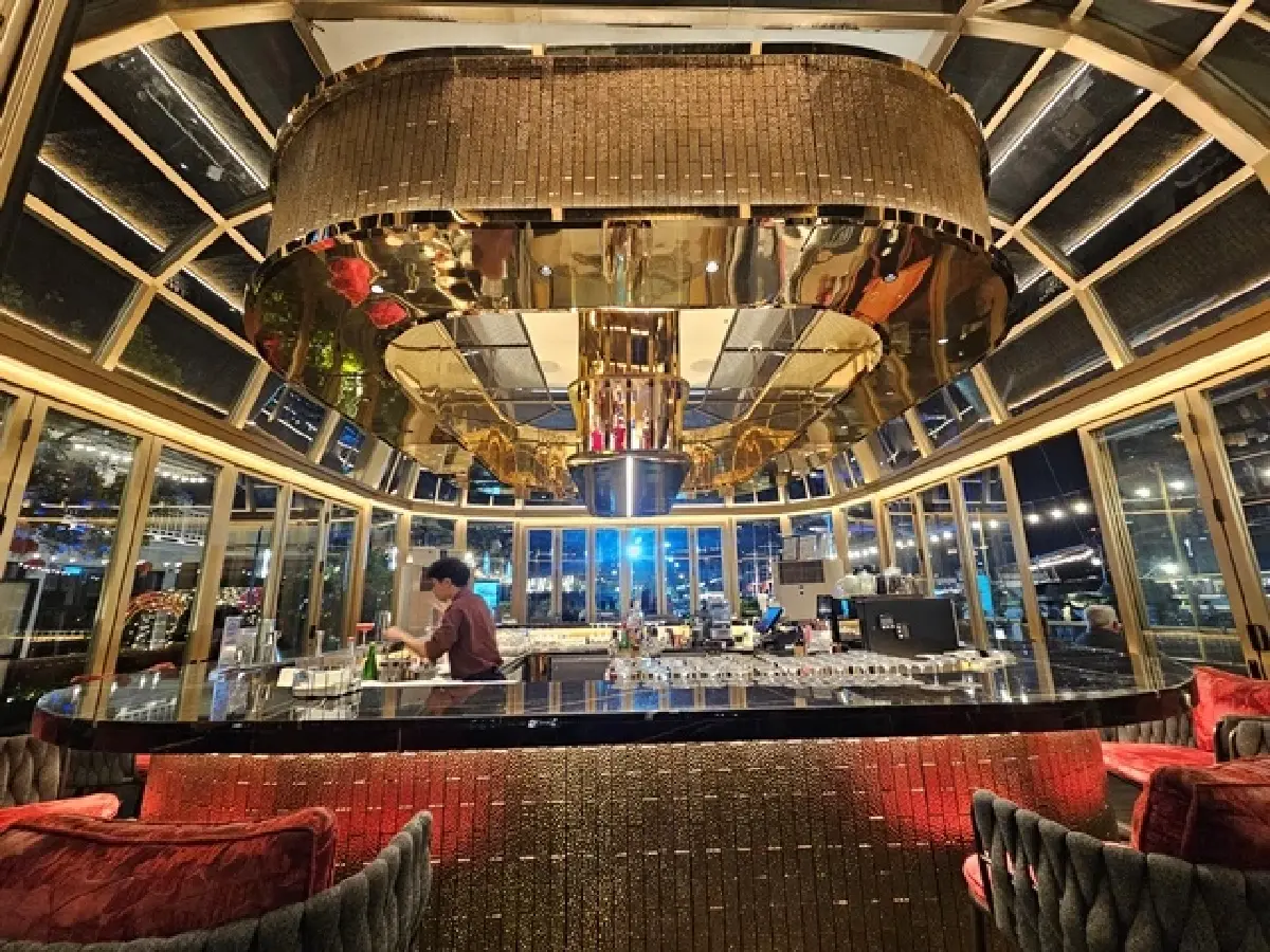 ‘โรแมนติกดินเนอร์’ ริมเจ้าพระยา ที่ ‘เดอะคริสตัลล์กริลล์เฮาส์’