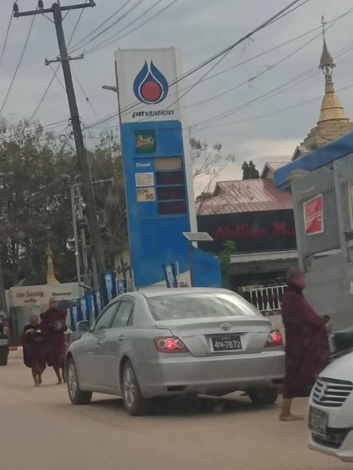 คนเมียนมา ข้ามเติมน้ำมันฝั่งไทย รถติดหนัก หลังปั๊มปิดให้บริการ