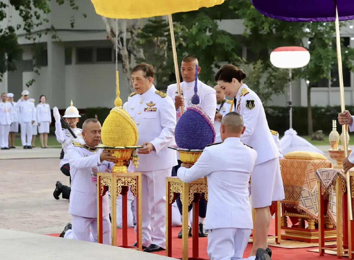 ในหลวง-พระราชินี พระราชทานกระบี่-ปริญญาบัตร แก่ผู้สำเร็จการศึกษา รร.นายร้อยตำรวจ