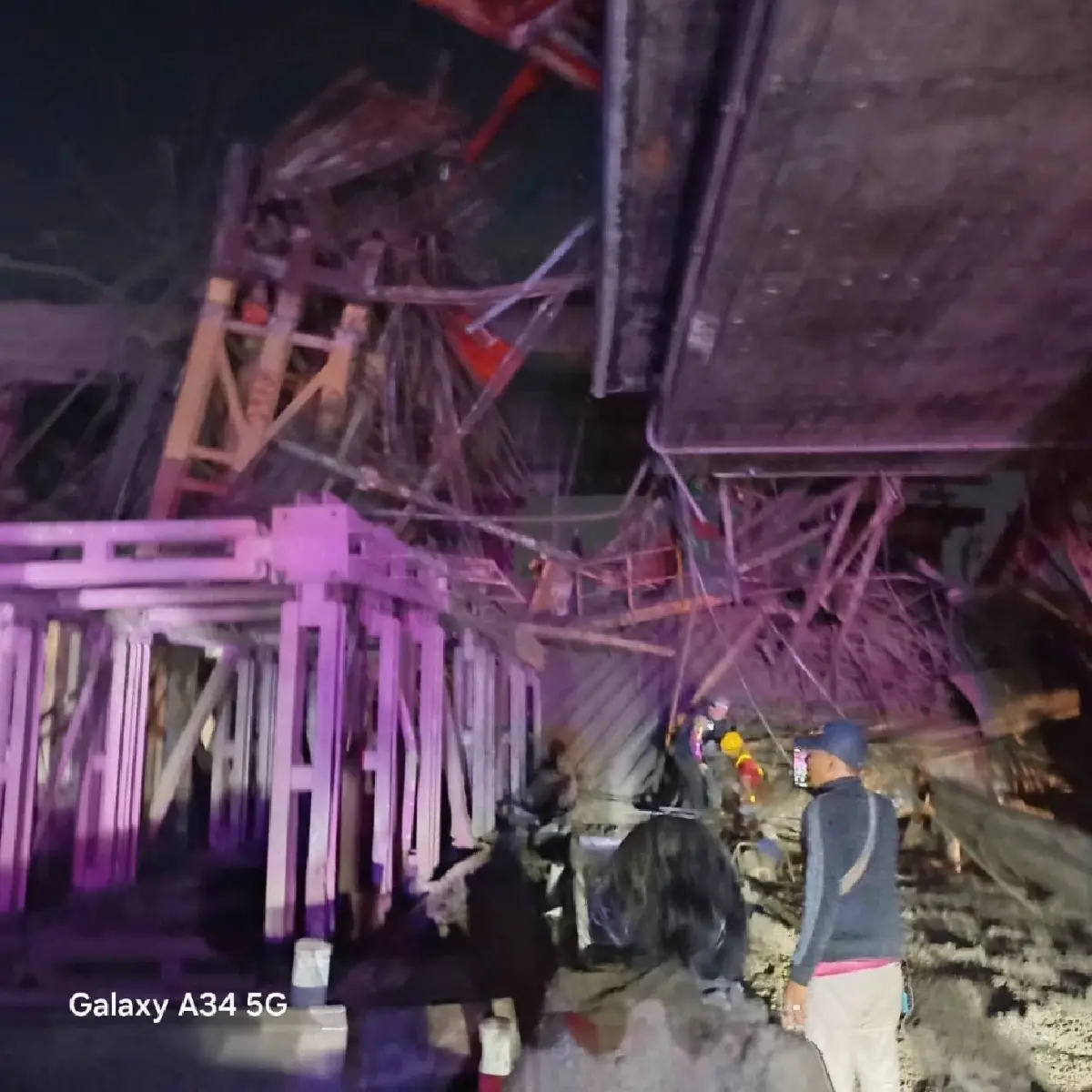 สะพานทางด่วนถล่ม ถนนพระราม 2 เสียชีวิต 7 เจ็บอื้อ เร่งหาผู้ติดค้าง