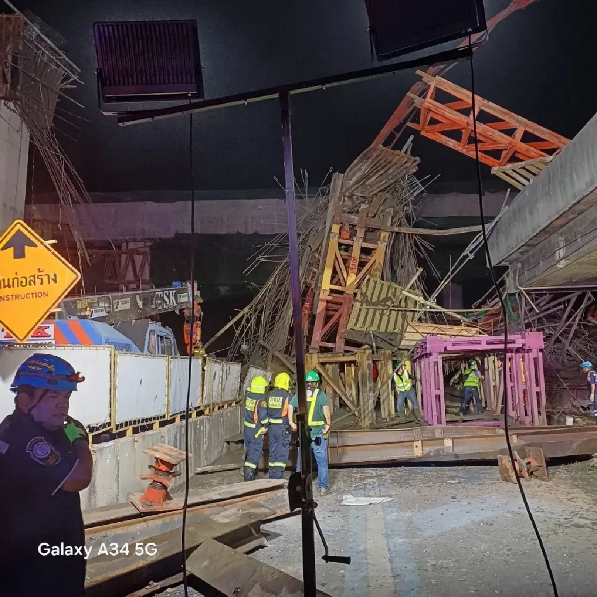 สะพานทางด่วนถล่ม ถนนพระราม 2 เสียชีวิต 7 เจ็บอื้อ เร่งหาผู้ติดค้าง