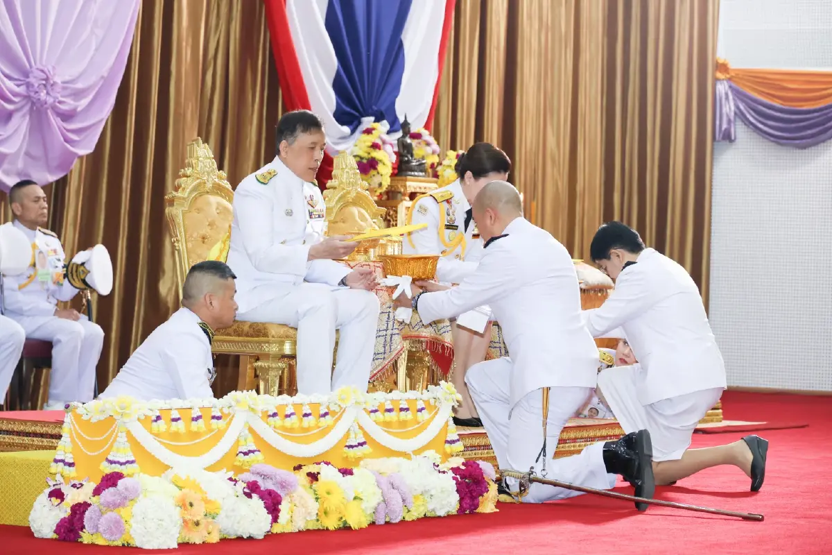 ในหลวง-พระราชินี พระราชทานกระบี่-ปริญญาบัตร แก่ผู้สำเร็จการศึกษา รร.นายร้อยตำรวจ