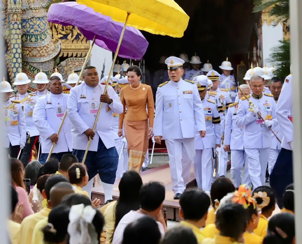 ในหลวง-พระราชินี เสด็จฯ ทรงเปลี่ยนเครื่องทรงฤดูร้อน พระแก้วมรกต