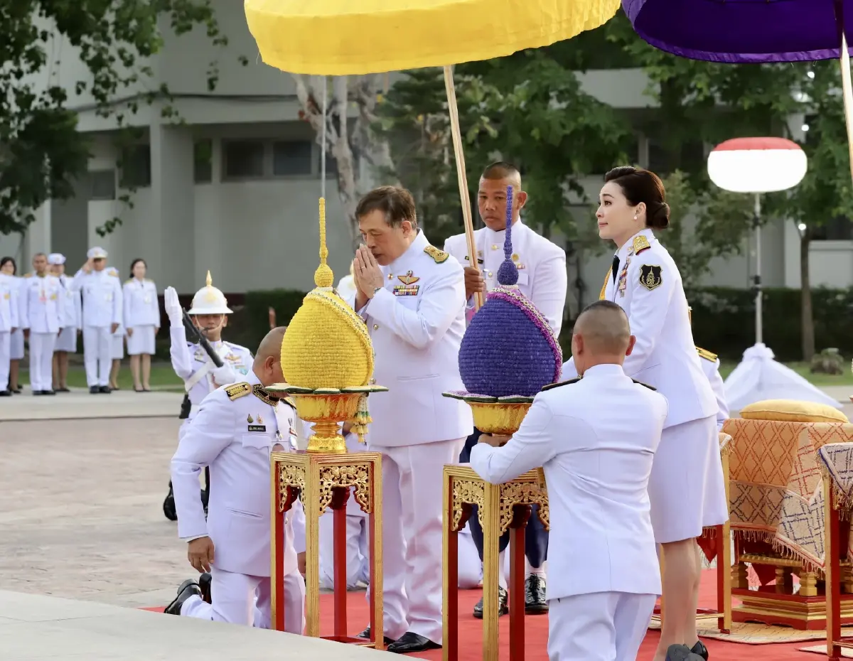 ในหลวง-พระราชินี พระราชทานกระบี่-ปริญญาบัตร แก่ผู้สำเร็จการศึกษา รร.นายร้อยตำรวจ