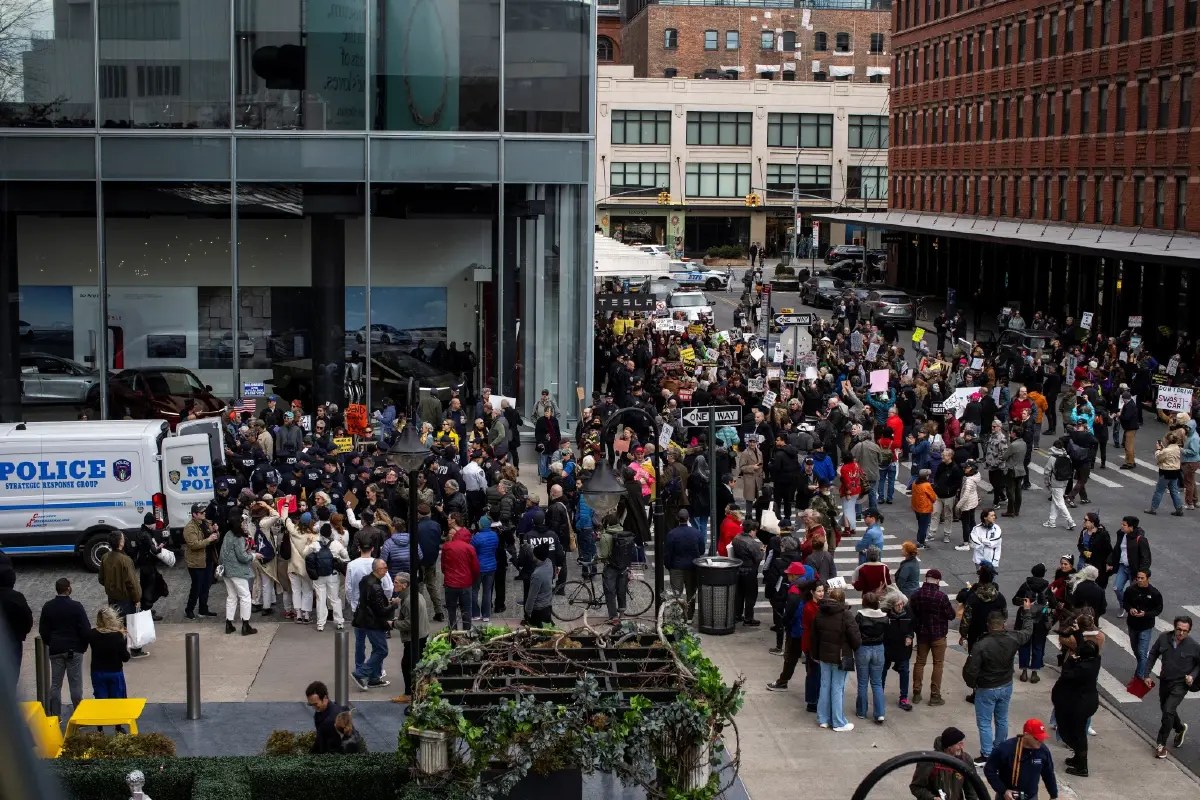 ‘อายที่จะใช้รถ Tesla’ คนอเมริกันแห่คว่ำบาตร ตอบโต้มัสก์ปลดคนตามใจชอบ