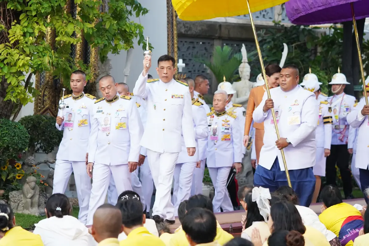 ในหลวง-พระราชินี เสด็จฯ ทรงเปลี่ยนเครื่องทรงฤดูร้อน พระแก้วมรกต