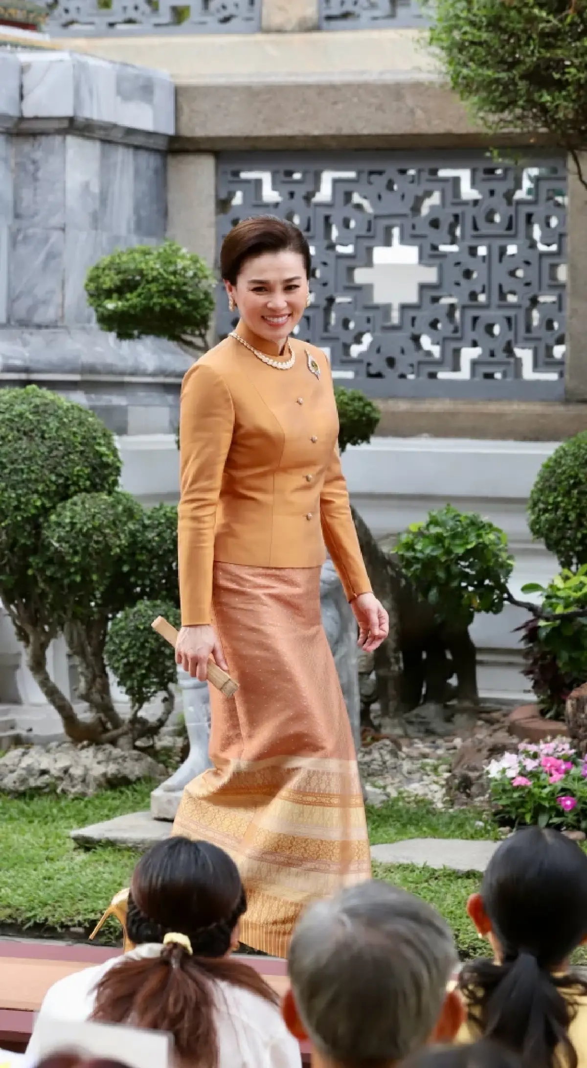 ในหลวง-พระราชินี เสด็จฯ ทรงเปลี่ยนเครื่องทรงฤดูร้อน พระแก้วมรกต