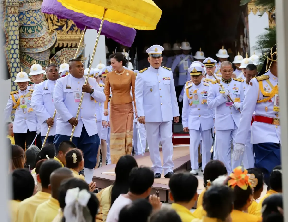 ในหลวง-พระราชินี เสด็จฯ ทรงเปลี่ยนเครื่องทรงฤดูร้อน พระแก้วมรกต