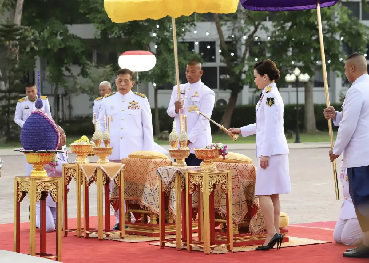 ในหลวง-พระราชินี พระราชทานกระบี่-ปริญญาบัตร แก่ผู้สำเร็จการศึกษา รร.นายร้อยตำรวจ