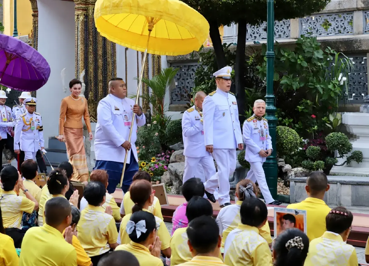 ในหลวง-พระราชินี เสด็จฯ ทรงเปลี่ยนเครื่องทรงฤดูร้อน พระแก้วมรกต