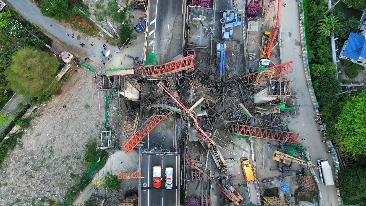 ภาพมุมสูง เหตุ สะพาน พระราม 2 ถล่ม เสียชีวิต 7 เร่งค้นหาผู้ติดใต้ซาก