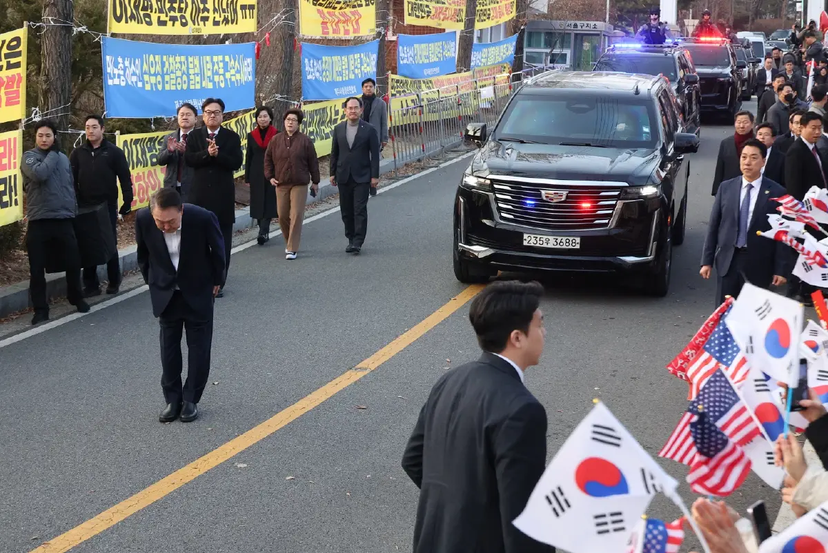 ประธานาธิบดีเกาหลีใต้ ยุน ซ็อกยอล ได้รับการปล่อยตัวจากสถานคุมขัง