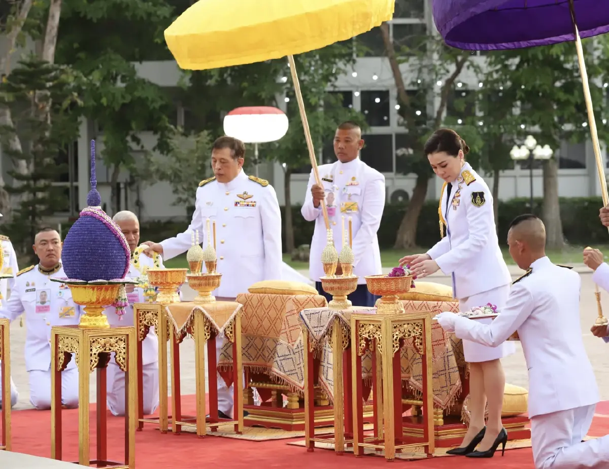 ในหลวง-พระราชินี พระราชทานกระบี่-ปริญญาบัตร แก่ผู้สำเร็จการศึกษา รร.นายร้อยตำรวจ