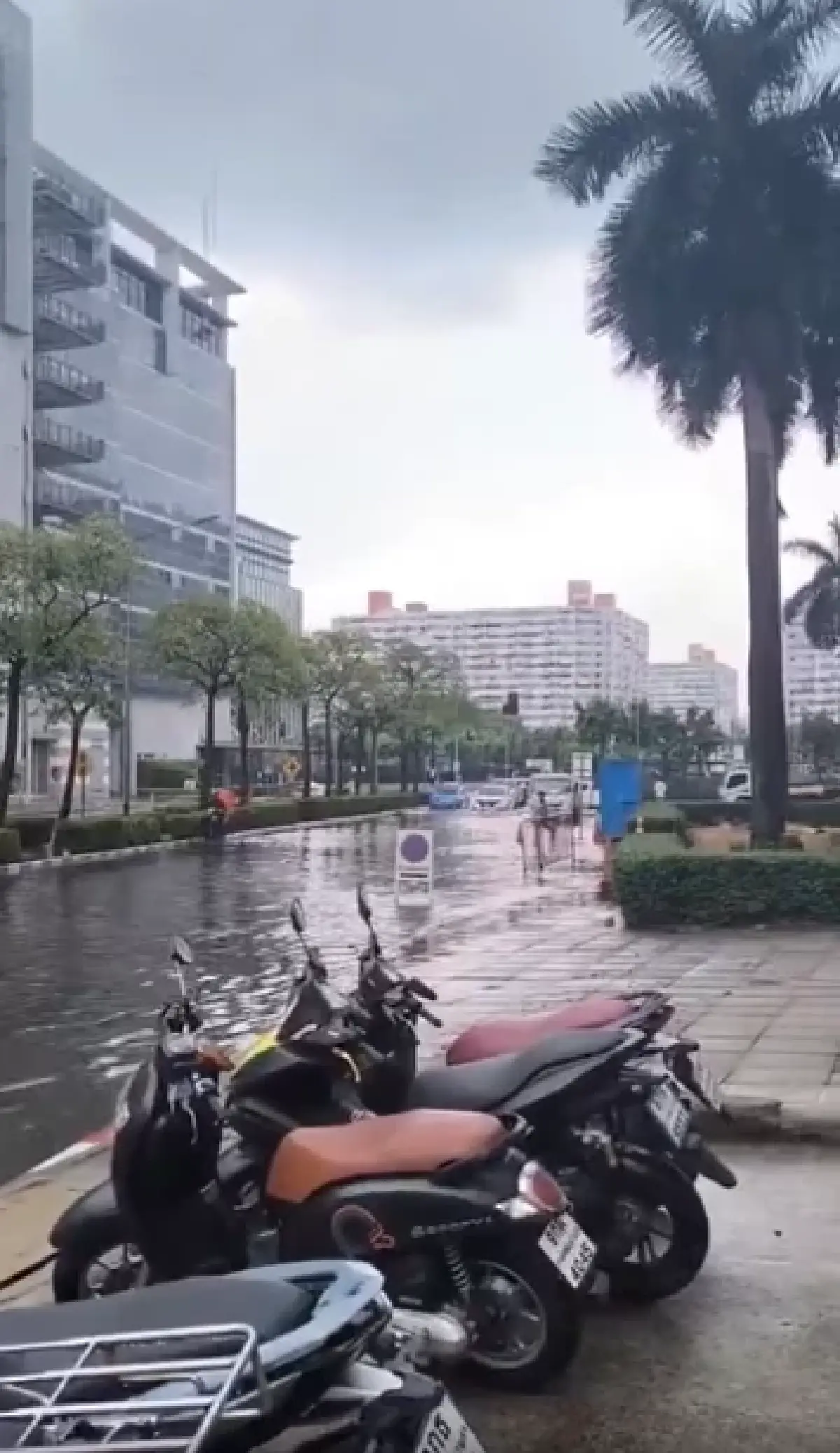 กรุงเทพรถติดมาก ฝนตกหนัก ถนนแจ้งวัฒนะ น้ำท่วม รอระบาย เช็กเส้นทาง