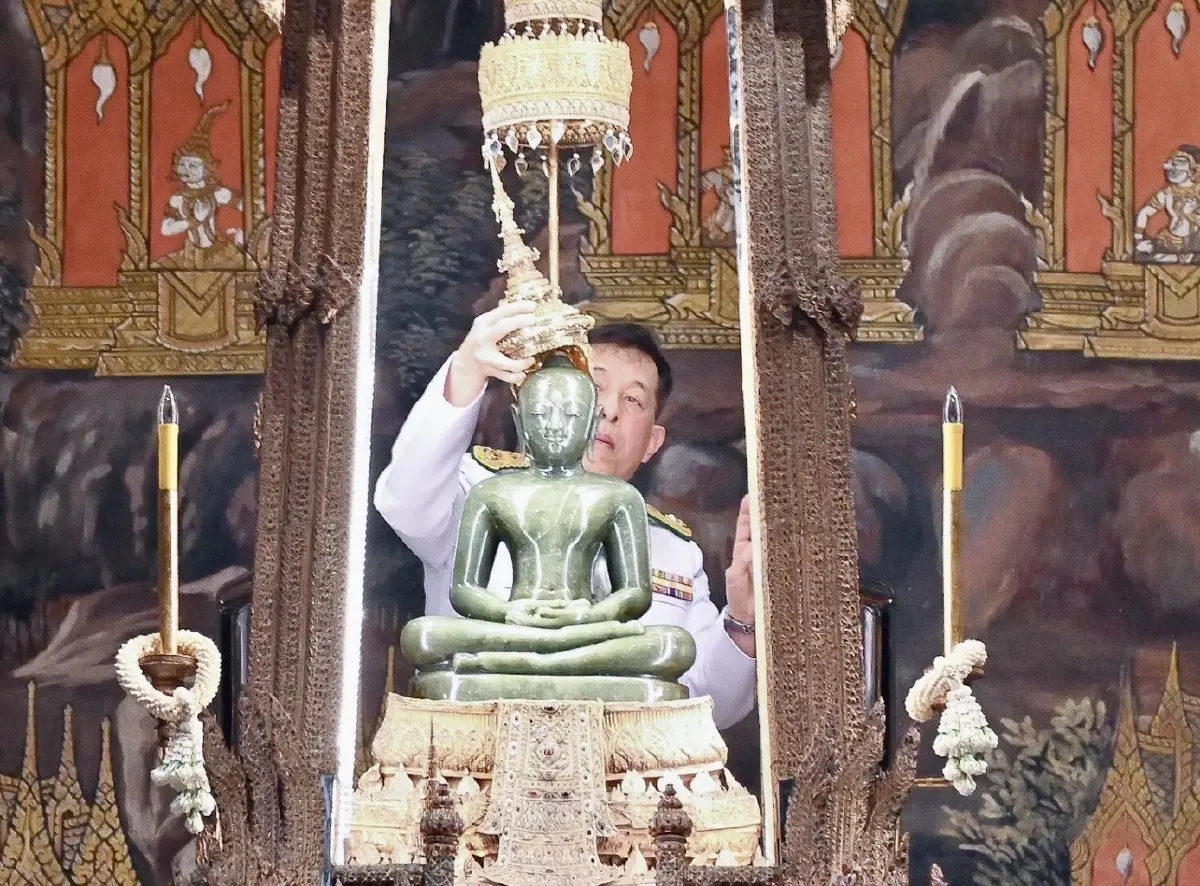 ในหลวง-พระราชินี เสด็จฯ ทรงเปลี่ยนเครื่องทรงฤดูร้อน พระแก้วมรกต