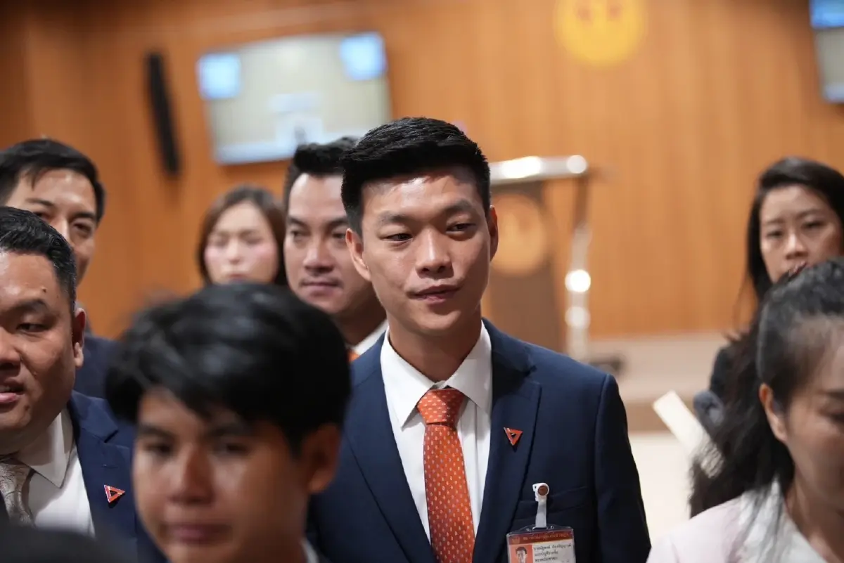 เปิดฉากรบ เกมโค่น ‘ทักษิณ’ ปชน.ทิ้งไพ่‘ซักฟอก’ ชิงแต้ม ‘พท.’