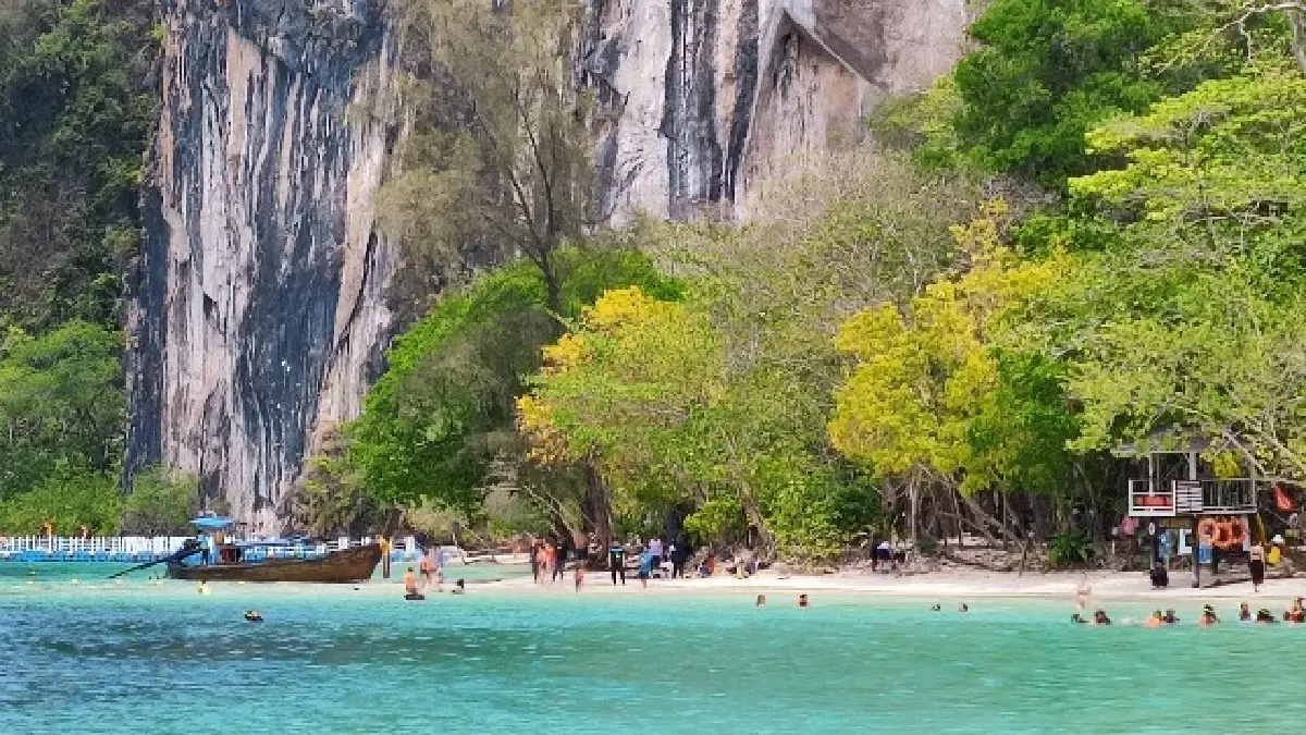 ‘เที่ยวทะเล’ ชม ความงามของสวรรค์กลางทะเล บนหอชมวิว ‘เกาะห้อง’