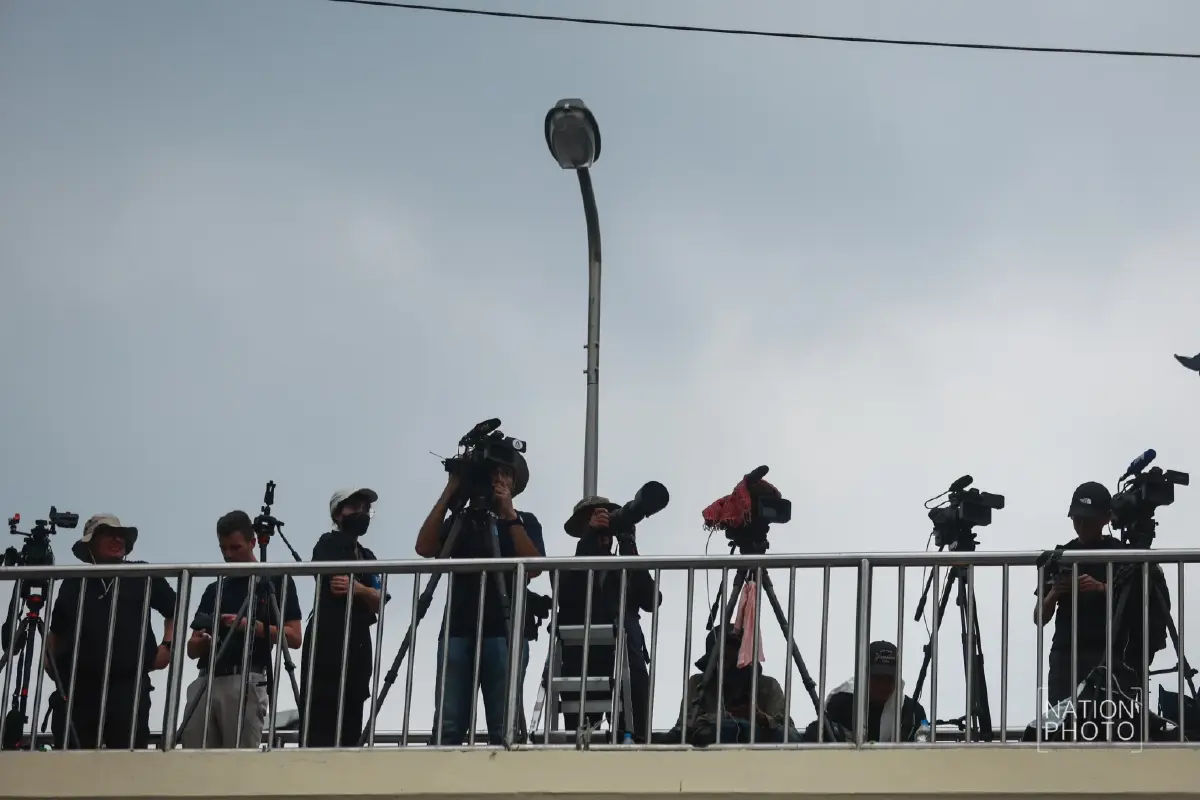 สื่อทั่วโลกเกาะติด เหตุ 'ตึกถล่ม' ยอดผู้เสียชีวิตล่าสุด 12 ราย