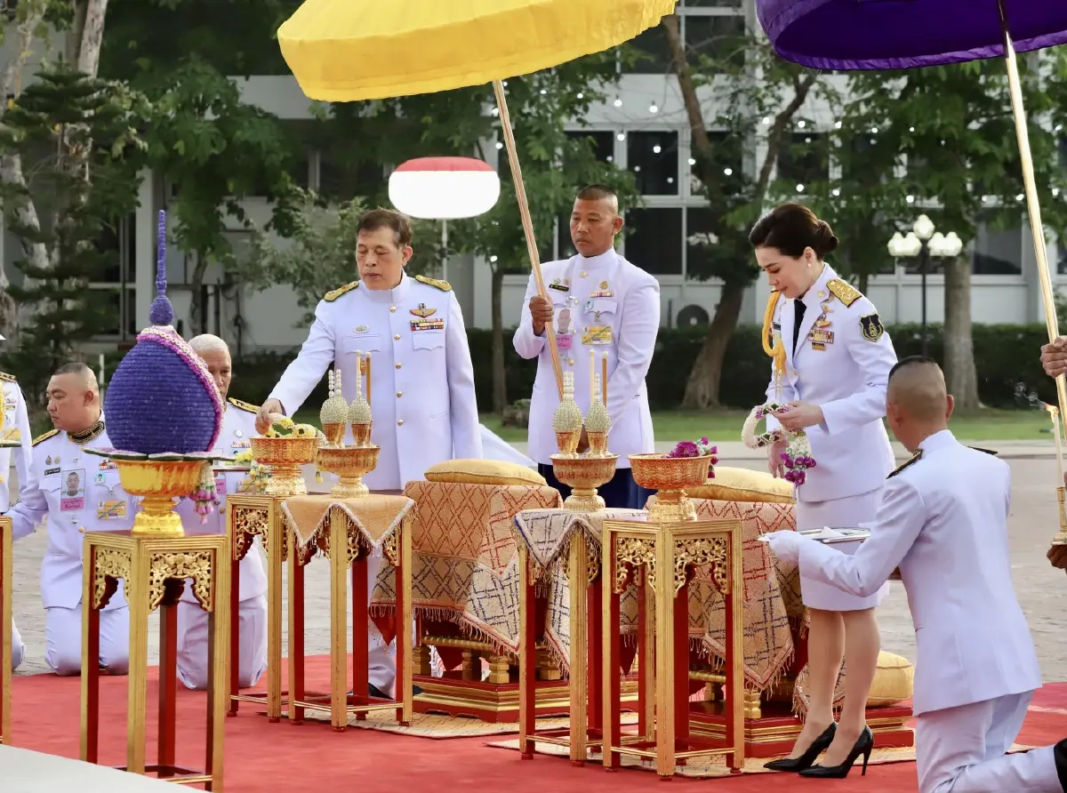 ในหลวง-พระราชินี พระราชทานกระบี่-ปริญญาบัตร แก่ผู้สำเร็จการศึกษา รร.นายร้อยตำรวจ