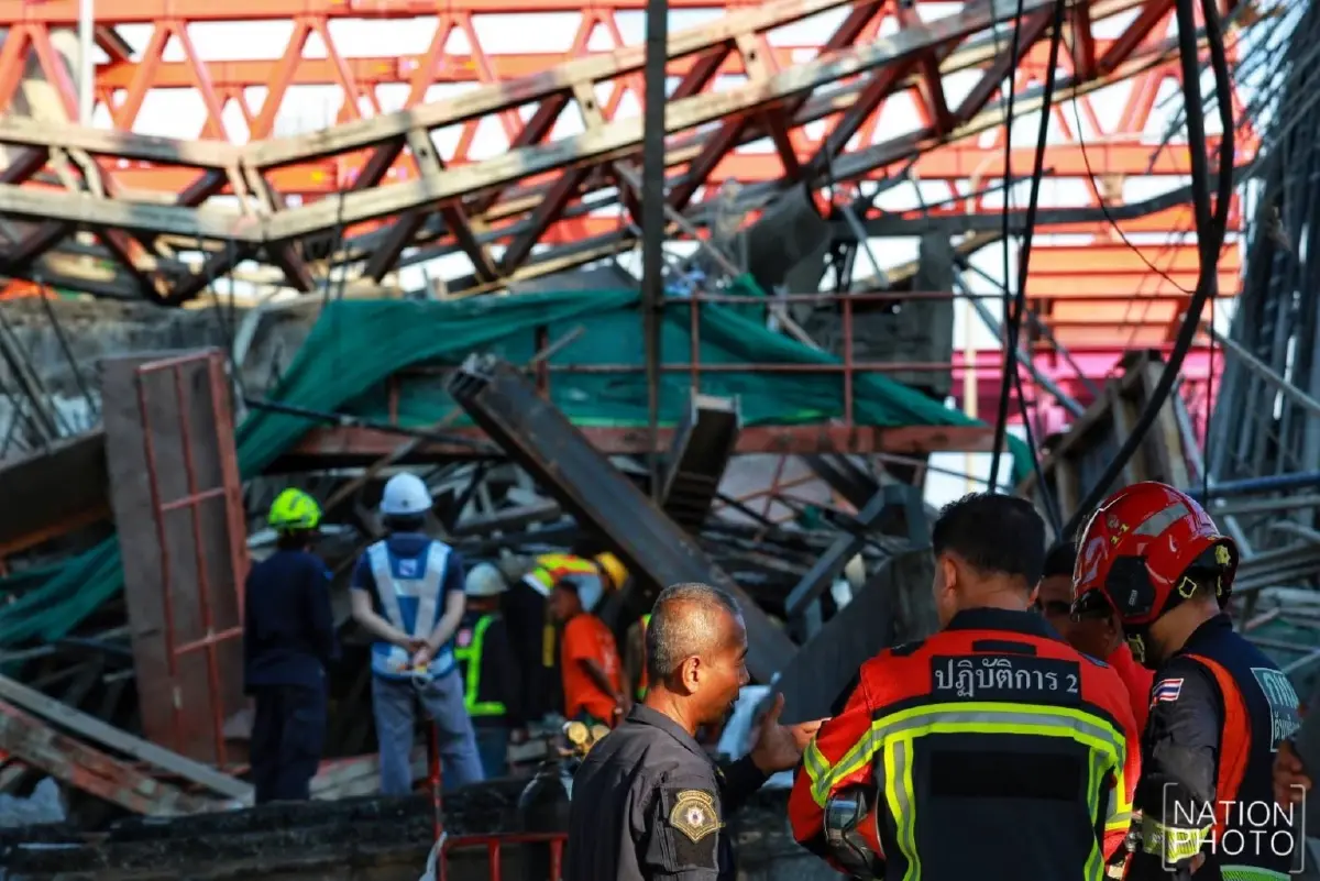 ภาพมุมสูง เหตุ สะพาน พระราม 2 ถล่ม เสียชีวิต 7 เร่งค้นหาผู้ติดใต้ซาก