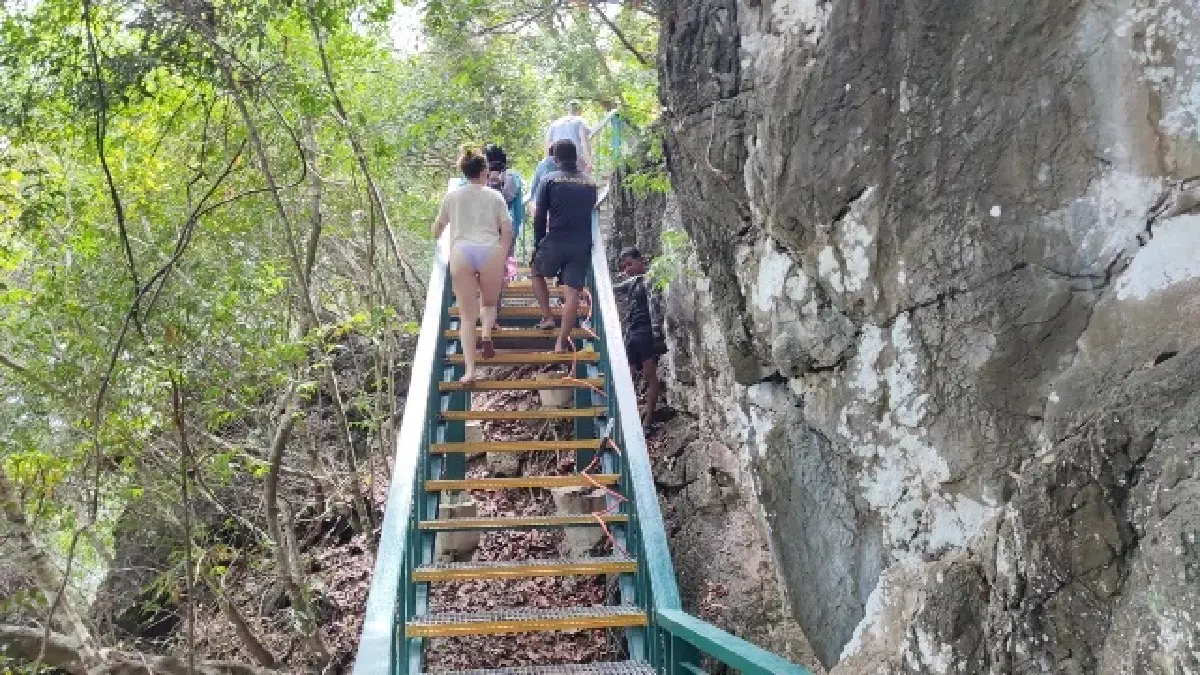‘เที่ยวทะเล’ ชม ความงามของสวรรค์กลางทะเล บนหอชมวิว ‘เกาะห้อง’