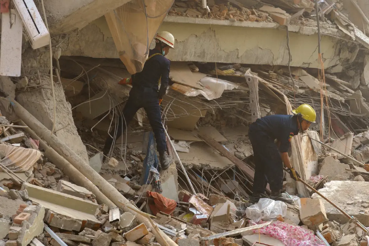 รวมภาพความเสียหายใน 'เมียนมา' ชาวบ้านต้องใช้สองมือขุดซากอาคาร