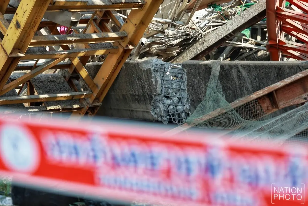 ภาพมุมสูง เหตุ สะพาน พระราม 2 ถล่ม เสียชีวิต 7 เร่งค้นหาผู้ติดใต้ซาก