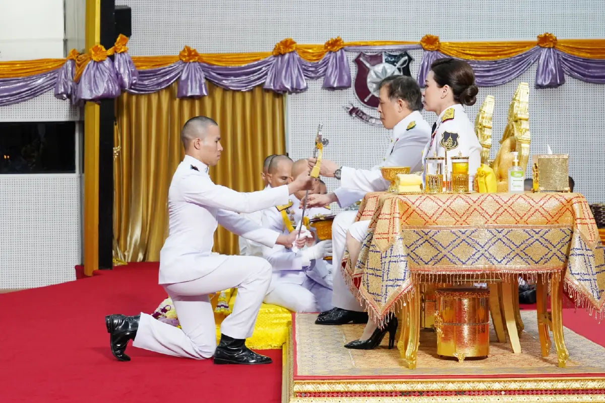 ในหลวง-พระราชินี พระราชทานกระบี่-ปริญญาบัตร แก่ผู้สำเร็จการศึกษา รร.นายร้อยตำรวจ