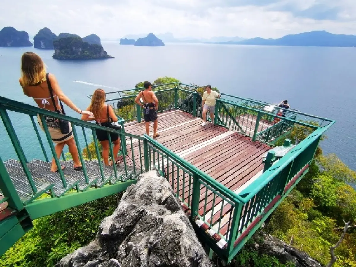 ‘เที่ยวทะเล’ ชม ความงามของสวรรค์กลางทะเล บนหอชมวิว ‘เกาะห้อง’