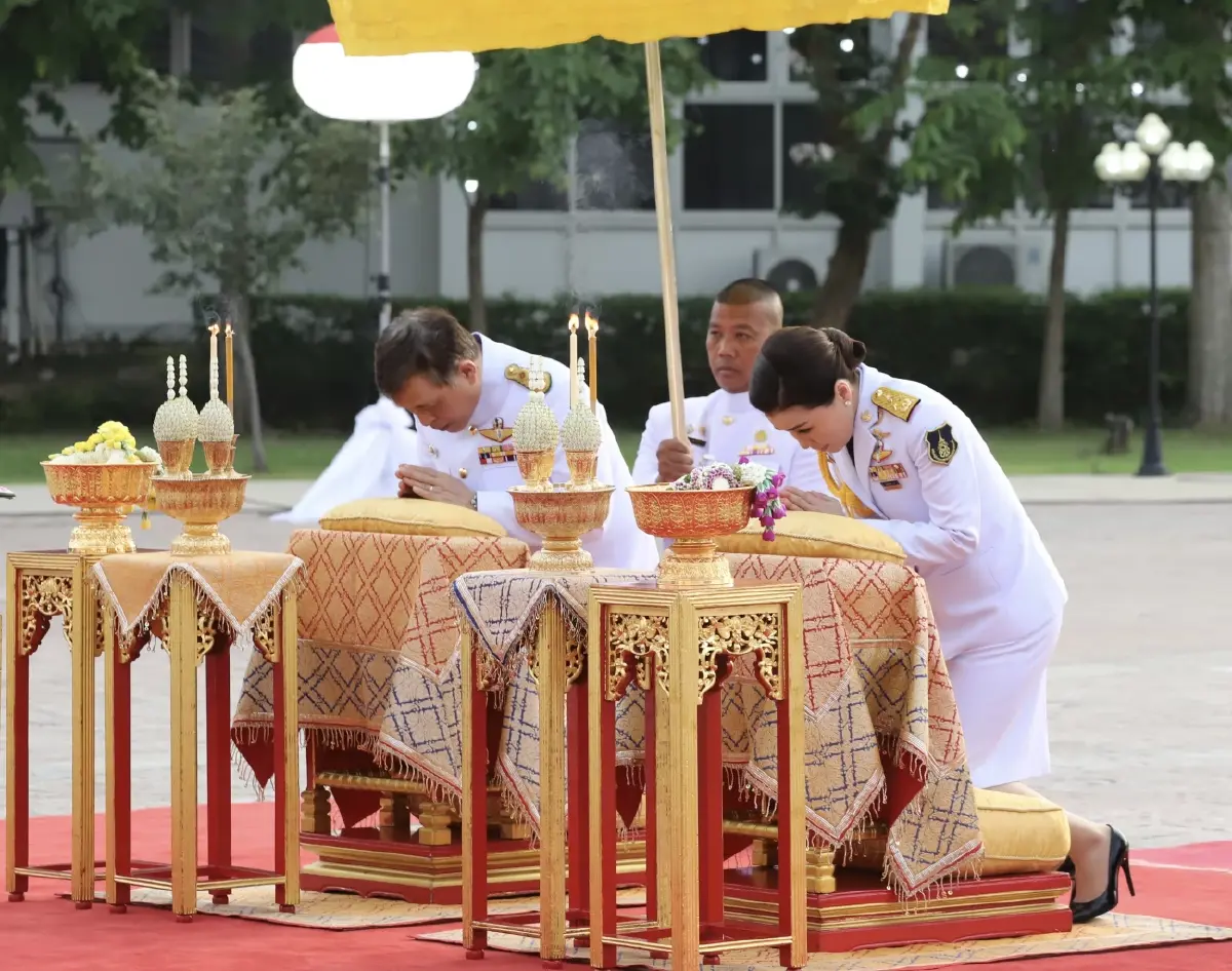 ในหลวง-พระราชินี พระราชทานกระบี่-ปริญญาบัตร แก่ผู้สำเร็จการศึกษา รร.นายร้อยตำรวจ