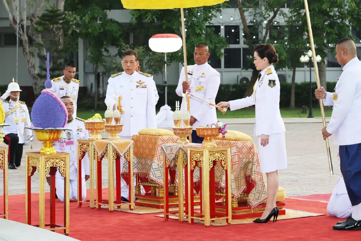 ในหลวง-พระราชินี พระราชทานกระบี่-ปริญญาบัตร แก่ผู้สำเร็จการศึกษา รร.นายร้อยตำรวจ