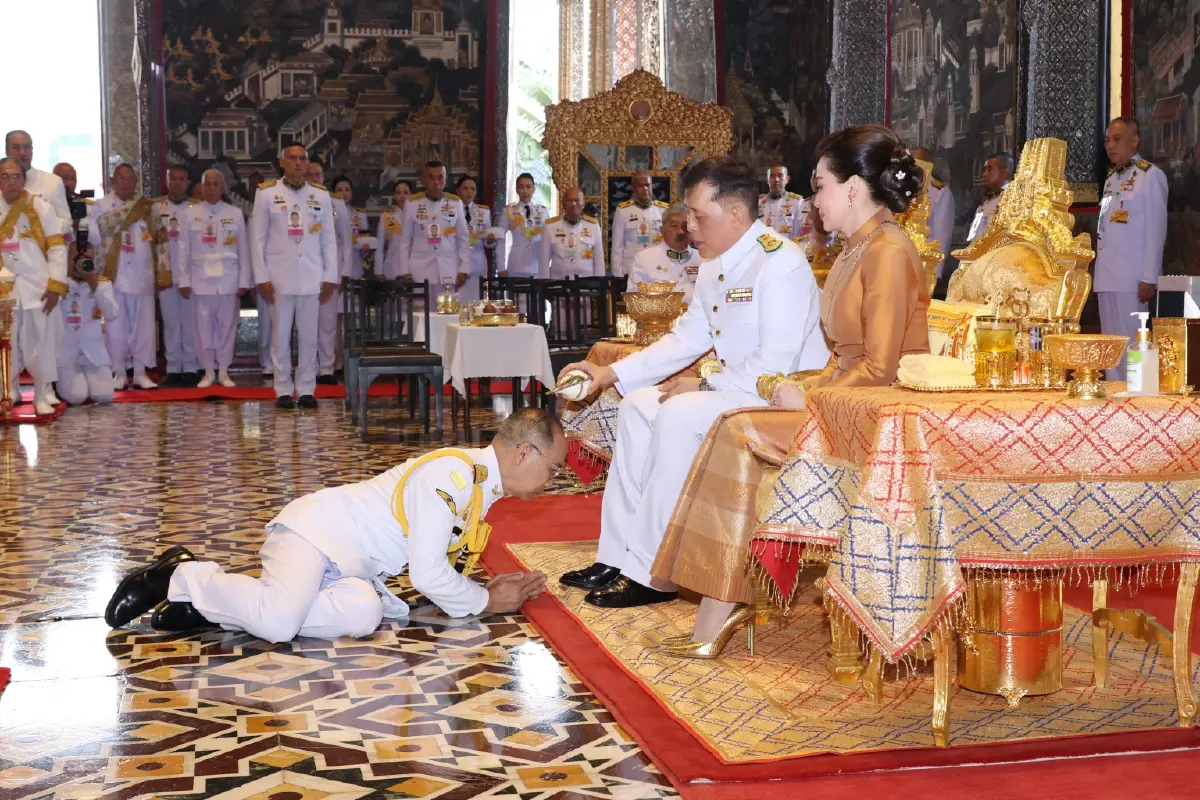 ในหลวง-พระราชินี เสด็จฯ ทรงเปลี่ยนเครื่องทรงฤดูร้อน พระแก้วมรกต