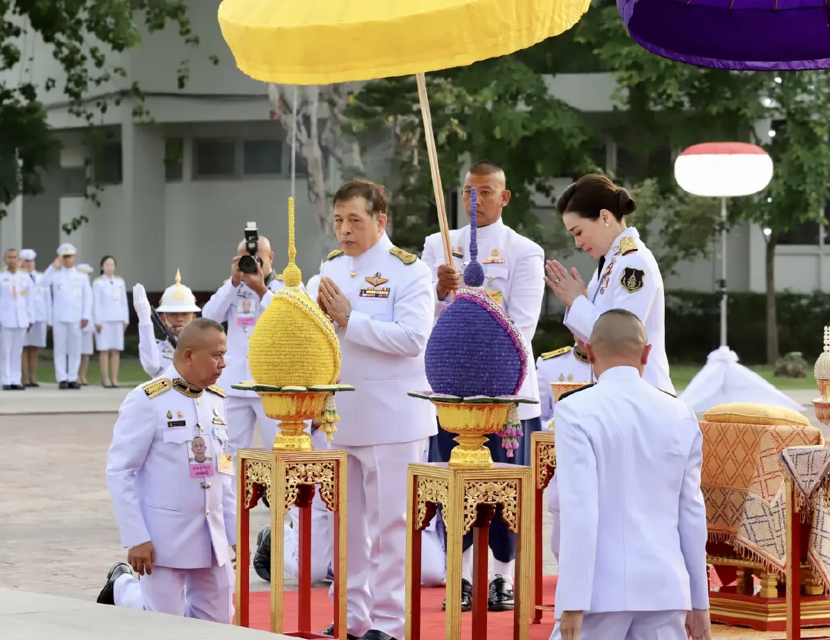 ในหลวง-พระราชินี พระราชทานกระบี่-ปริญญาบัตร แก่ผู้สำเร็จการศึกษา รร.นายร้อยตำรวจ