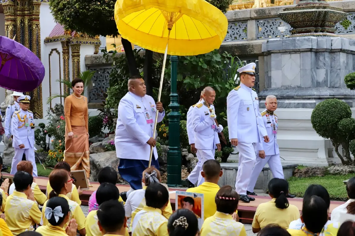 ในหลวง-พระราชินี เสด็จฯ ทรงเปลี่ยนเครื่องทรงฤดูร้อน พระแก้วมรกต