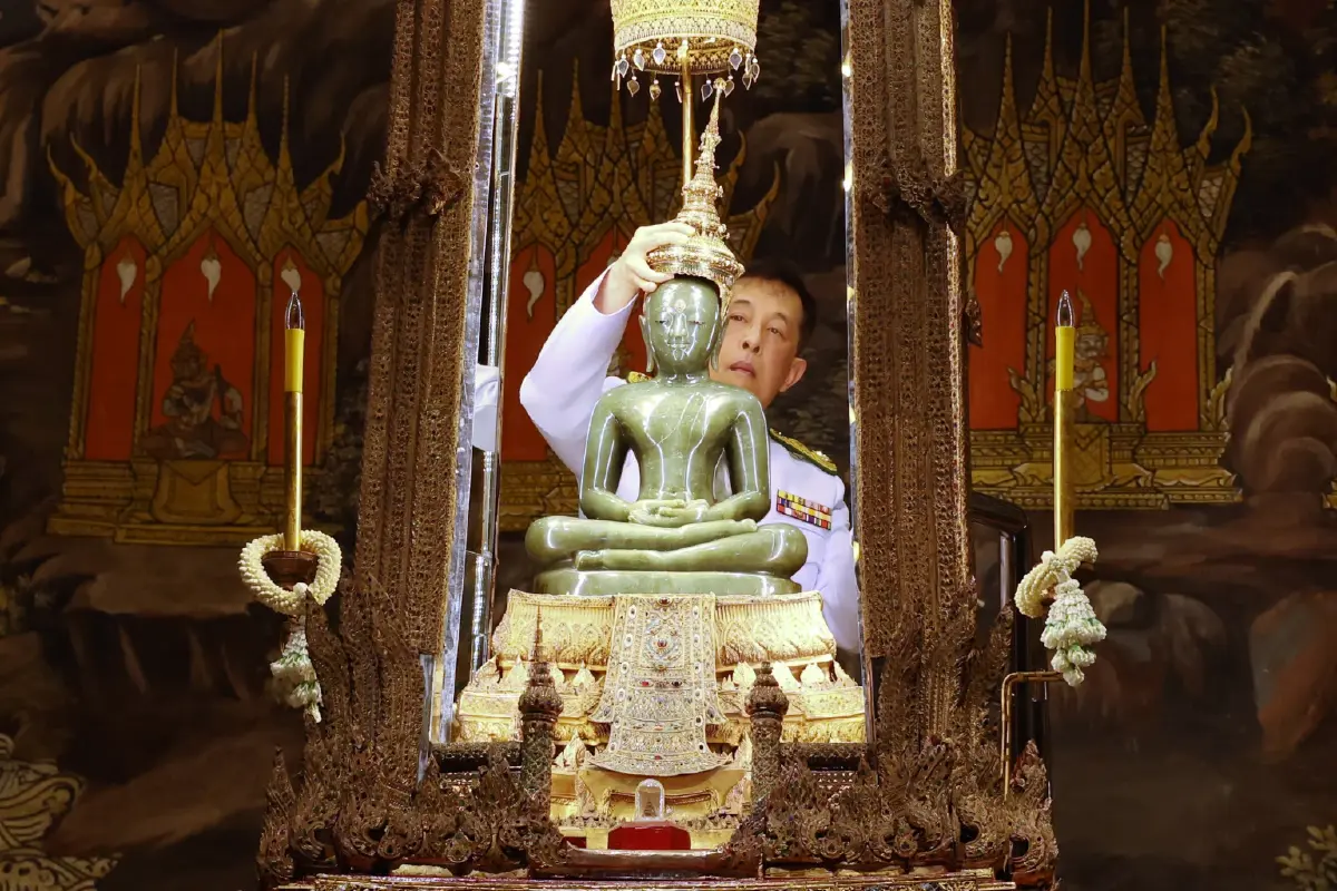 ในหลวง-พระราชินี เสด็จฯ ทรงเปลี่ยนเครื่องทรงฤดูร้อน พระแก้วมรกต