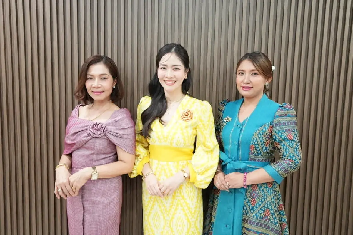 คนดัง! ผอ.พีช ศรประภา สิริภัทรวิช กับผ้าไทยใส่ให้สนุก แบบไหนยังไง