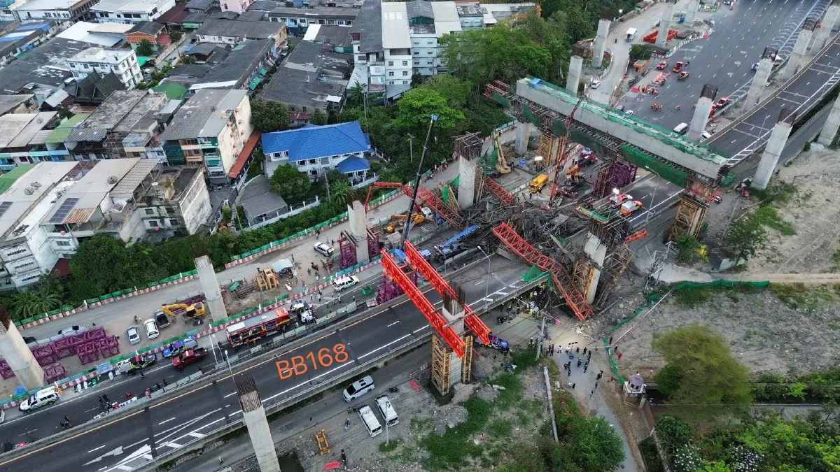 ภาพมุมสูง เหตุ สะพาน พระราม 2 ถล่ม เสียชีวิต 7 เร่งค้นหาผู้ติดใต้ซาก