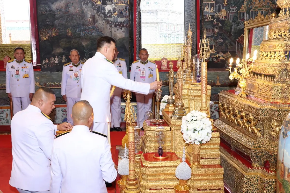 ในหลวง-พระราชินี เสด็จฯ ทรงเปลี่ยนเครื่องทรงฤดูร้อน พระแก้วมรกต