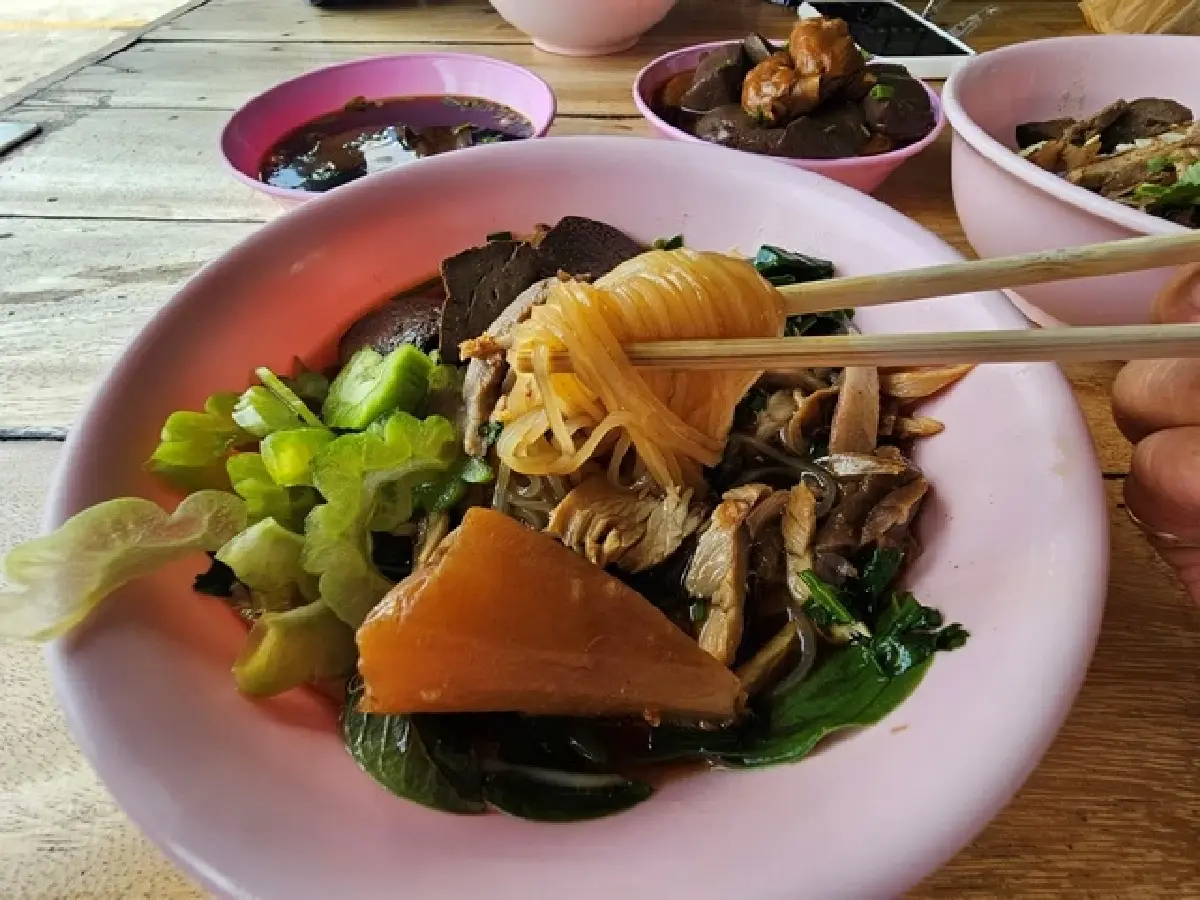 ‘ก๋วยเตี๋ยวไก่มะระ ป.6’ อร่อย แถมยัง 'ถูกและดี' มีอยู่จริง