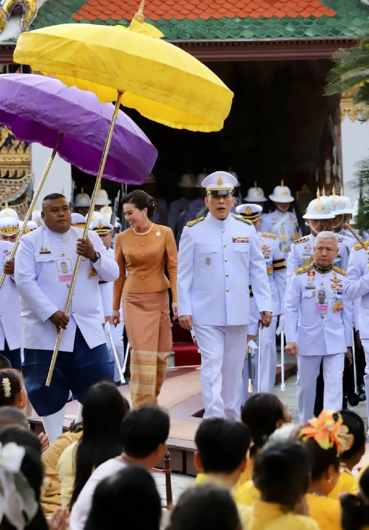 ในหลวง-พระราชินี เสด็จฯ ทรงเปลี่ยนเครื่องทรงฤดูร้อน พระแก้วมรกต