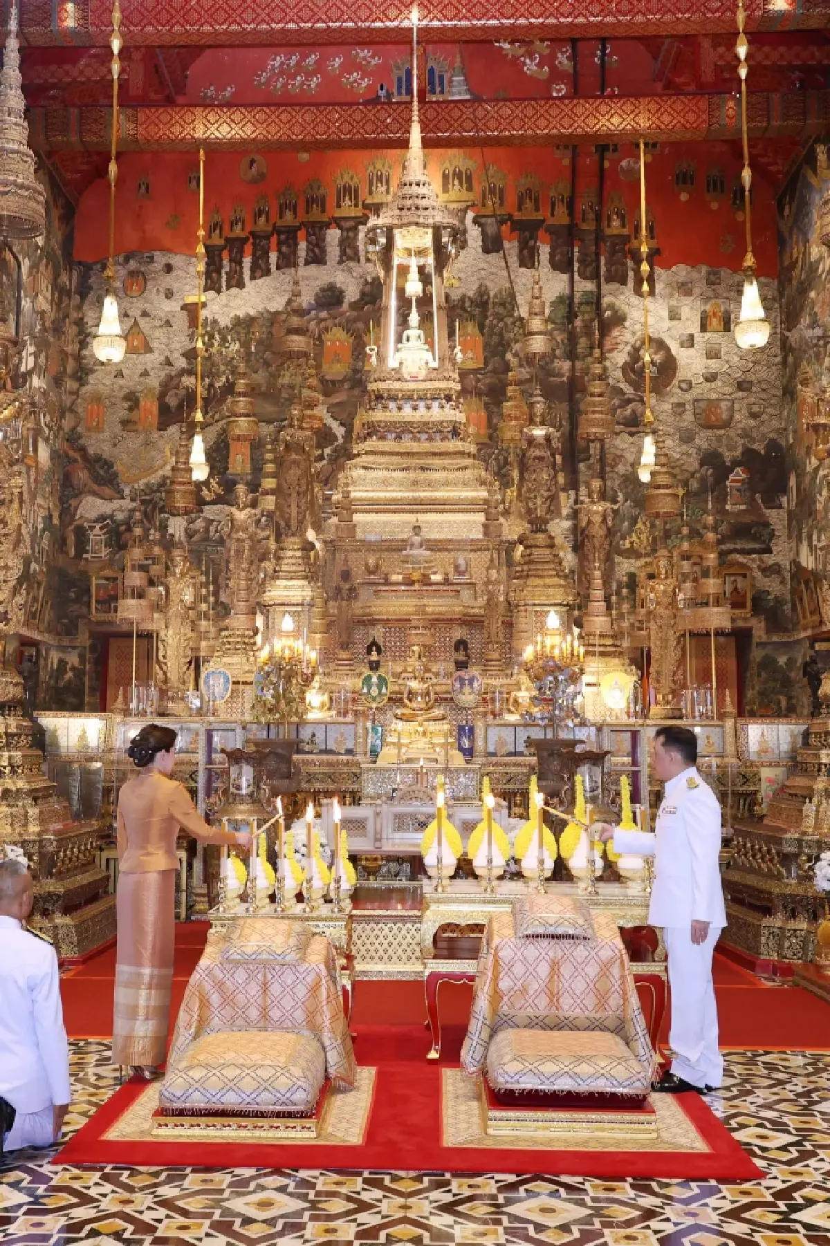 ในหลวง-พระราชินี เสด็จฯ ทรงเปลี่ยนเครื่องทรงฤดูร้อน พระแก้วมรกต