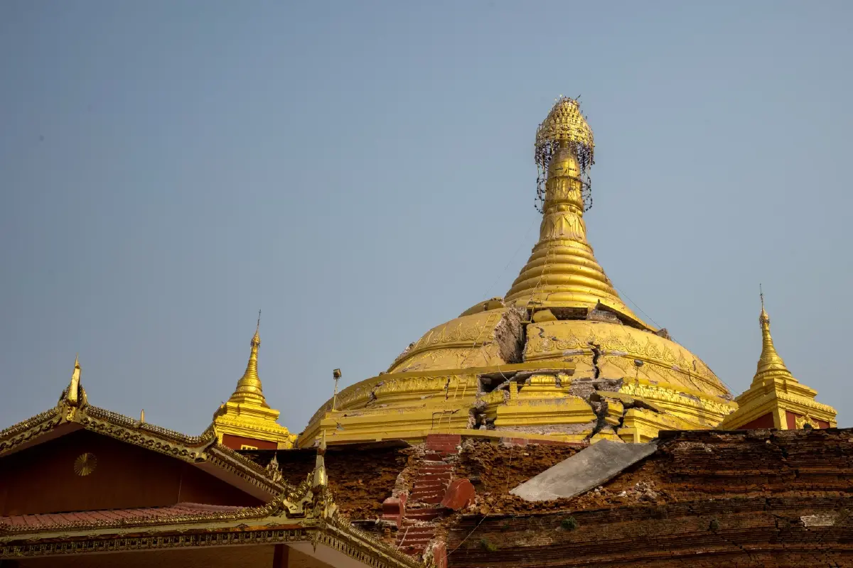 รวมภาพความเสียหายใน 'เมียนมา' ชาวบ้านต้องใช้สองมือขุดซากอาคาร