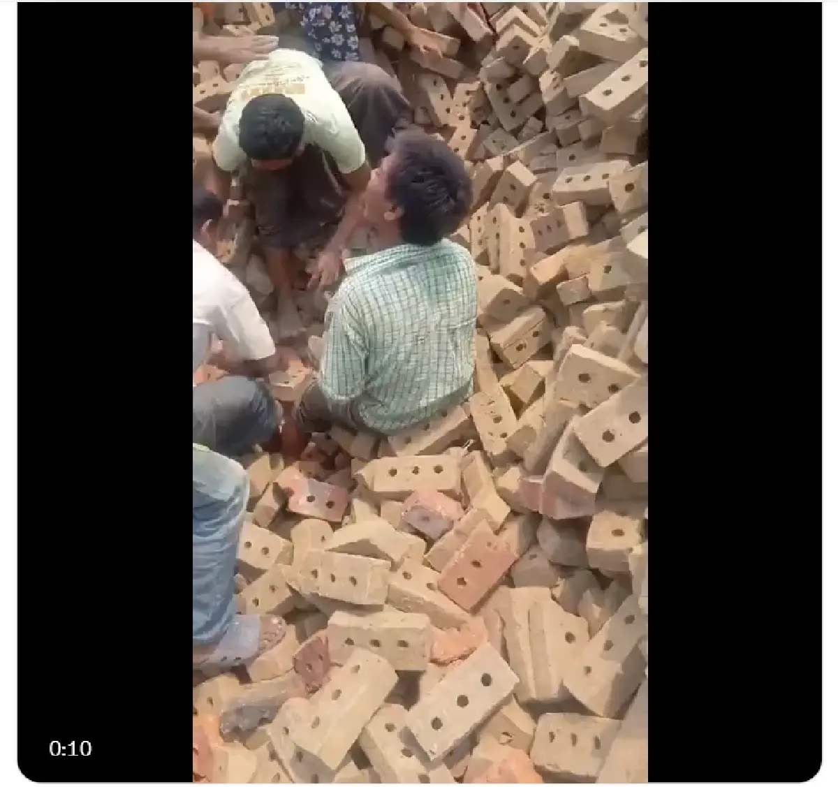 รวมภาพความเสียหายใน 'เมียนมา' ชาวบ้านต้องใช้สองมือขุดซากอาคาร