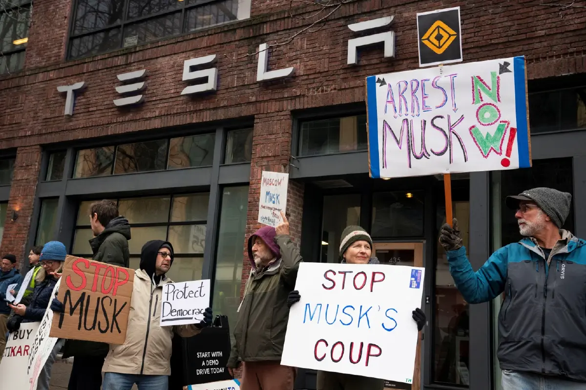 ‘อายที่จะใช้รถ Tesla’ คนอเมริกันแห่คว่ำบาตร ตอบโต้มัสก์ปลดคนตามใจชอบ