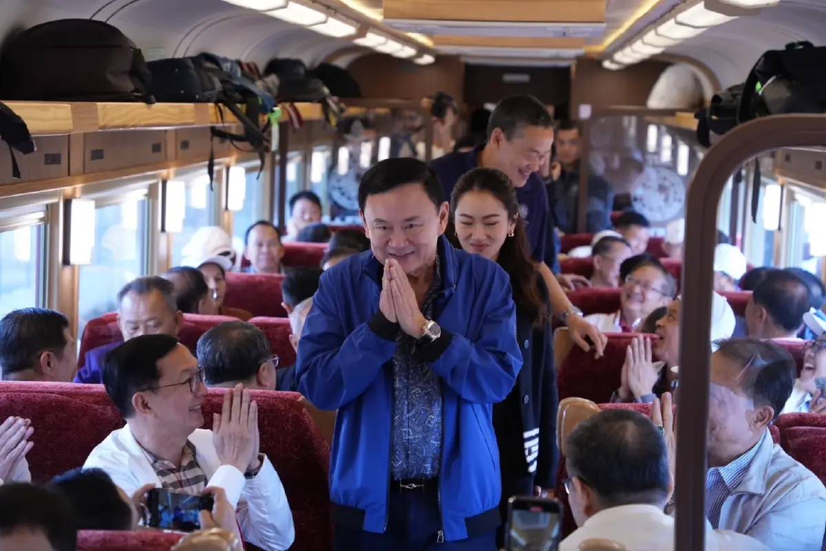 เปิดฉากรบ เกมโค่น ‘ทักษิณ’ ปชน.ทิ้งไพ่‘ซักฟอก’ ชิงแต้ม ‘พท.’